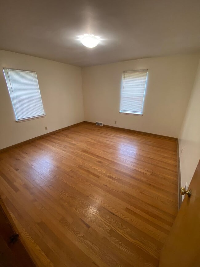 Building Photo - Charming Woods Park Home | 2 Bed | Fenced Yard | Garage | $1800/mo