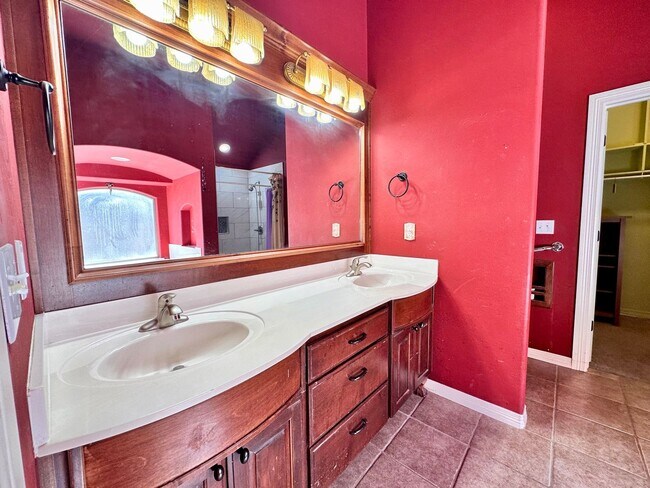Building Photo - Charming 3-Bedroom Home with View in Moore...