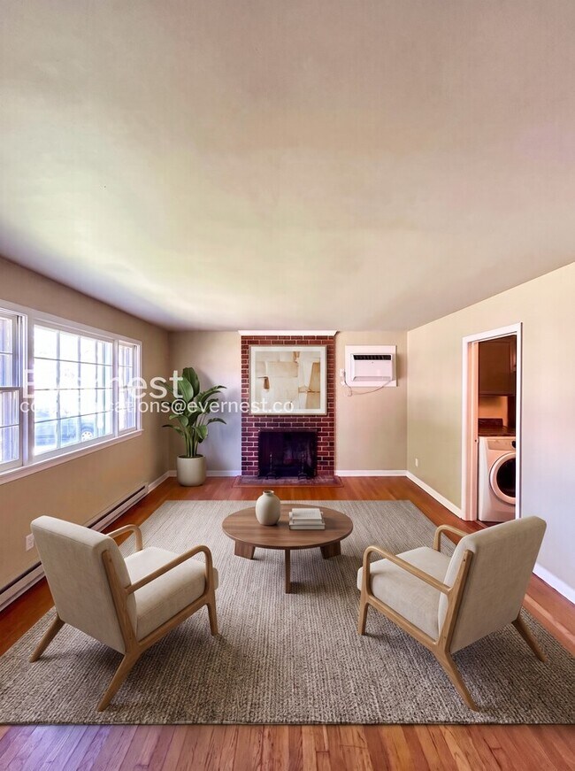 Building Photo - 3 Bed, 1.5 Bath Home with Off-Street Parking / Pet-Friendly / Available Now!