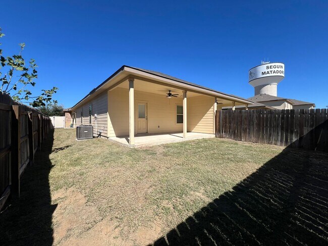 Building Photo - Luxury 3/2 Duplex in Seguin, Texas