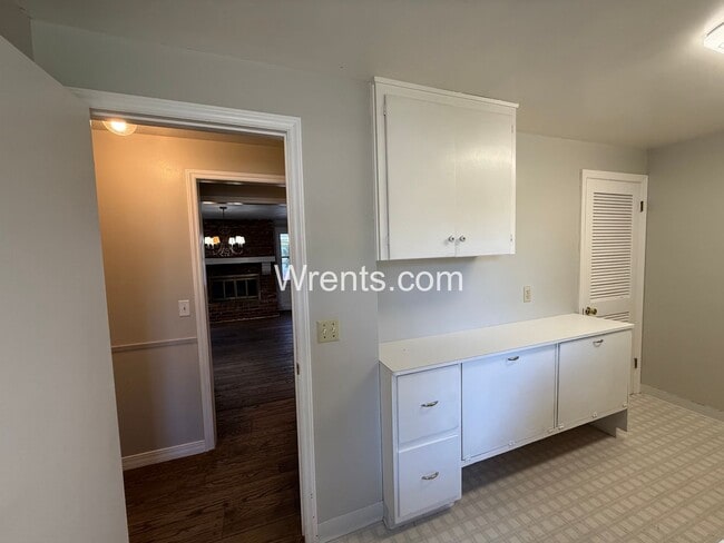 Building Photo - Spacious 6-Bedroom Home with Pool & Multiple Fireplaces – Great Northside Location!