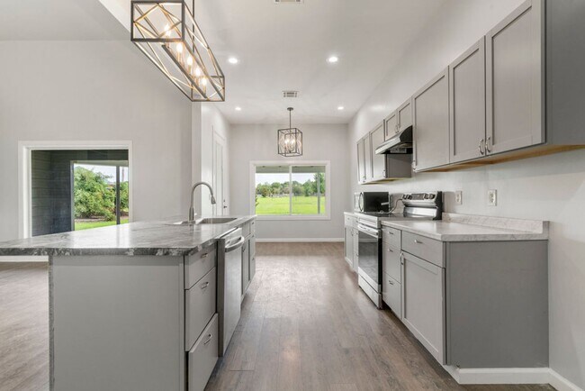 Building Photo - Modern Comfort on 1 Acre in Coweta – Available Now!