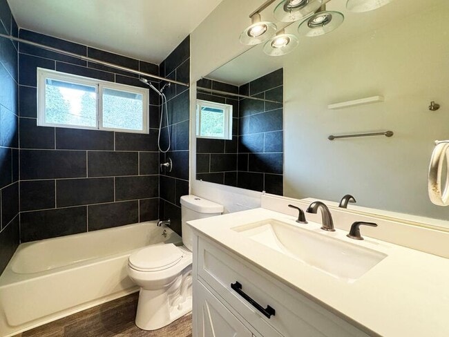 Building Photo - 725 Mimosa Ave