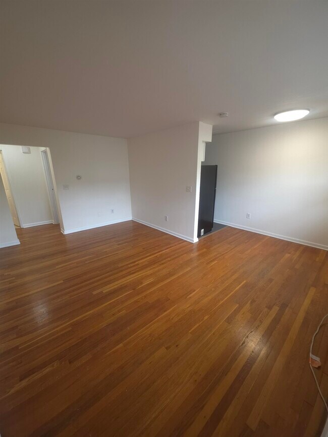 Building Photo - 4325 Meadowview Ave