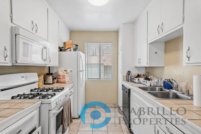 Building Photo - 3964 Manzanita Dr