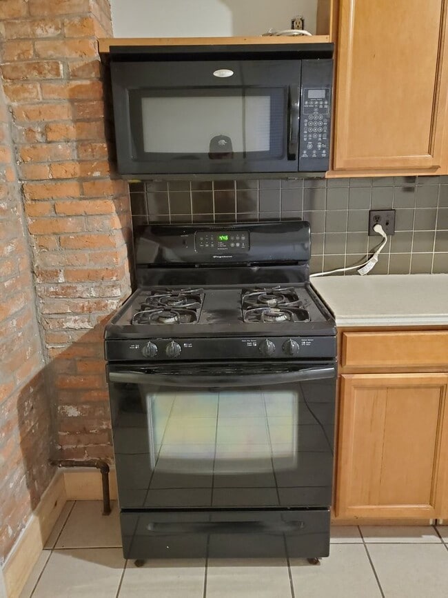 Building Photo - Spacious 3 Bedroom 1.5 Bath Brick Home