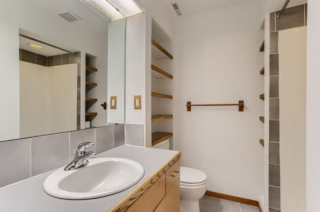 Building Photo - End Unit Townhome with 2 Beds, an Office and Southern Exposure