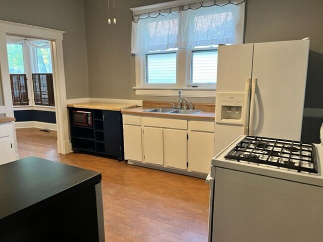 Building Photo - Charming Single Family Home with detached ...