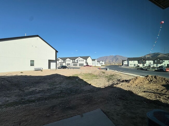 Building Photo - Gorgeous End-Unit Townhome in beautiful Salem!