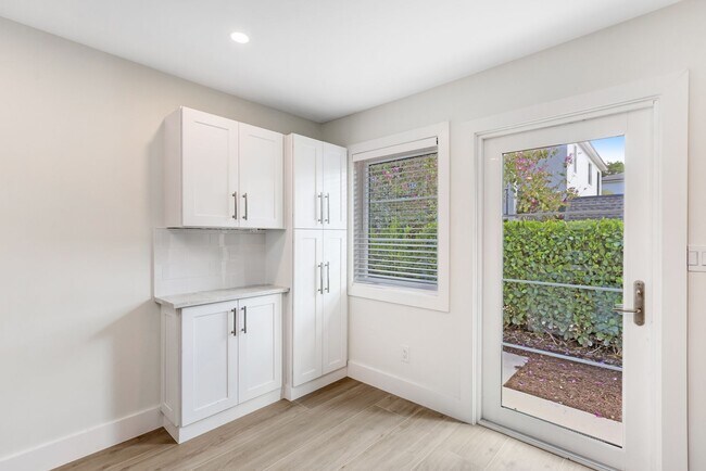 Building Photo - ** OLDE NAPLES ** 2 BED / 2 BATH - COMPLETELY REMODELED - PET OK! - ANNUAL RENTAL