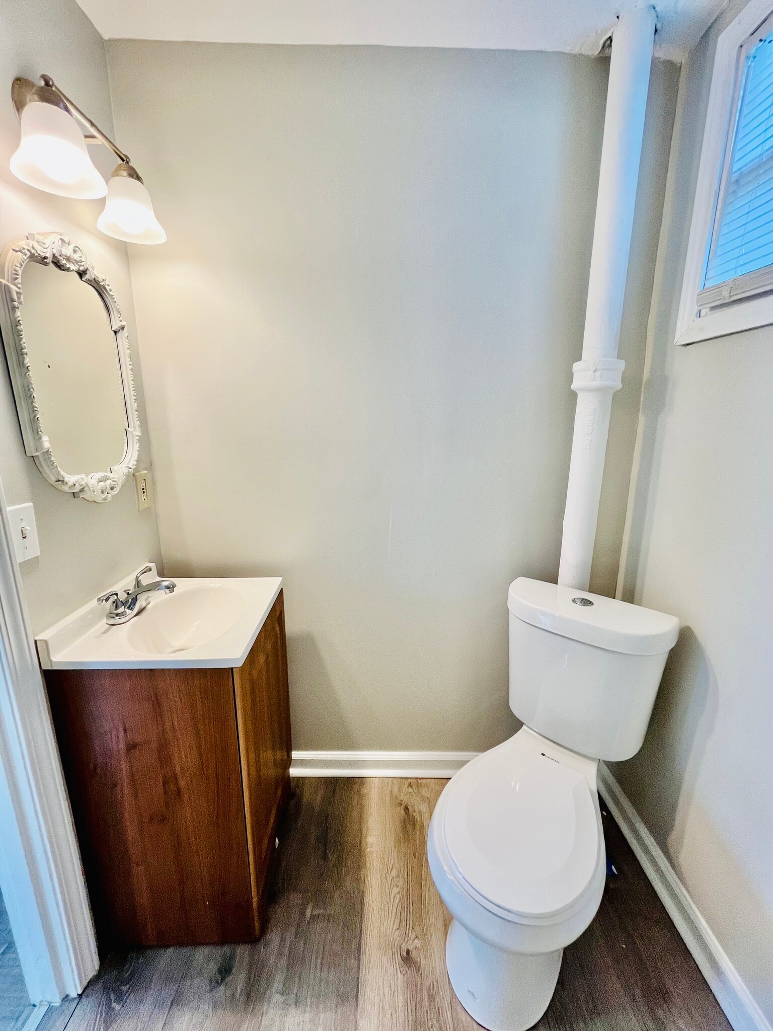 Building Photo - 1770 W Oak St