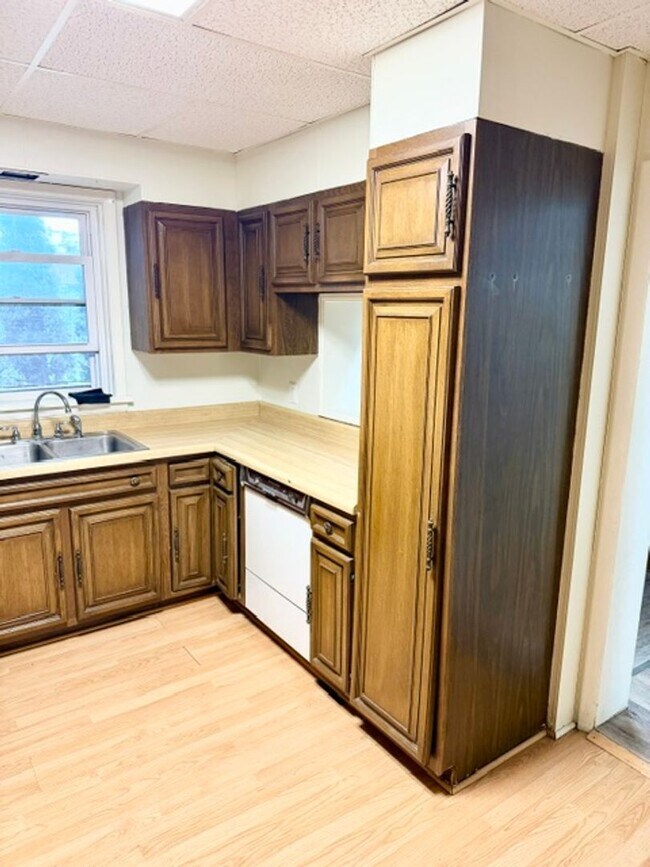 Building Photo - Convenient 1 Bedroom / 1 Bath First Floor Apartment