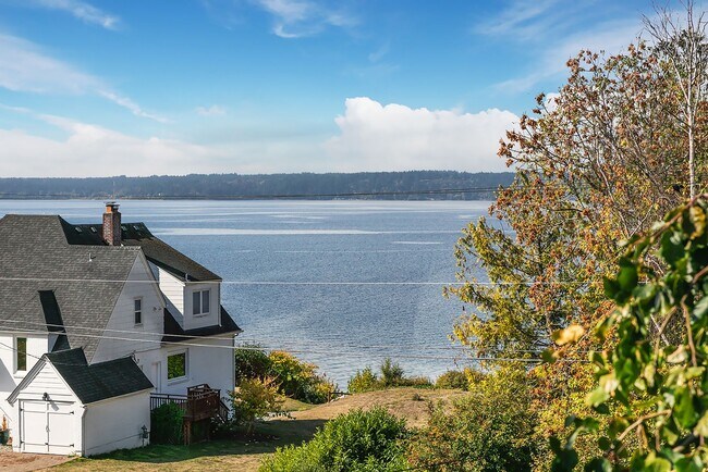 Building Photo - Normandy Park House: Picturesque Views, Sp...
