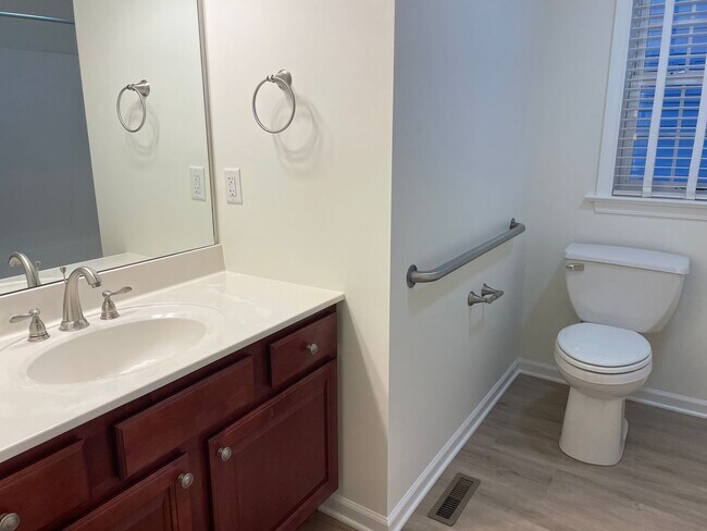 Building Photo - Beautiful 3 bedroom 2 bathroom Rancher in Great Manheim Location!