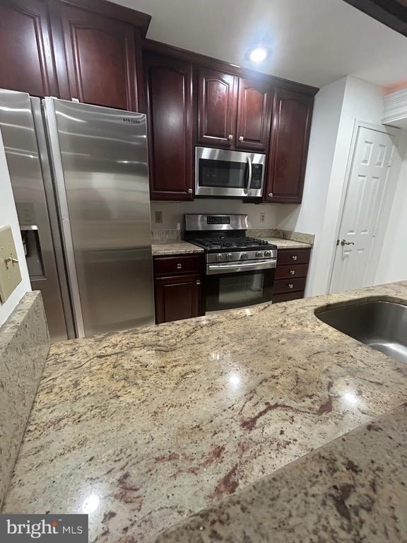 Building Photo - 9811 Lake Point Ct