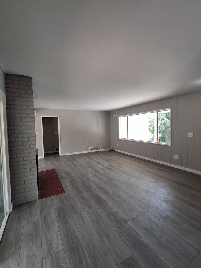 Building Photo - Great Home on a Large Lot! MUST SEE!!!