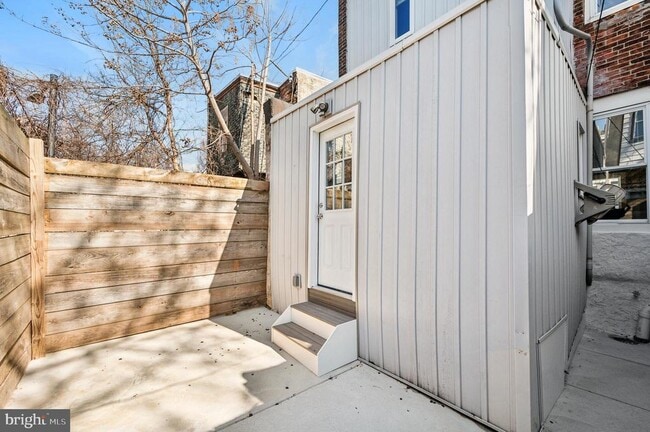 Building Photo - 2534 N Stanley St