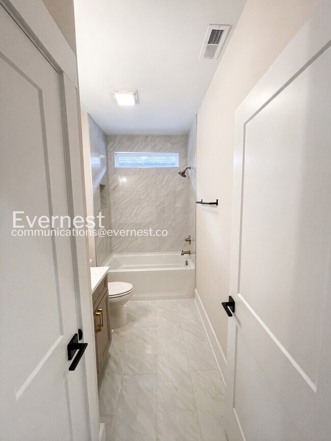 Building Photo - 4 Bed/2.5 Bath Town Home with Garage / Pet-Friendly / Available Now!