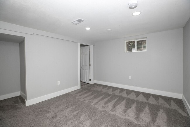 Building Photo - Renovated ranch style home home near Lake ...