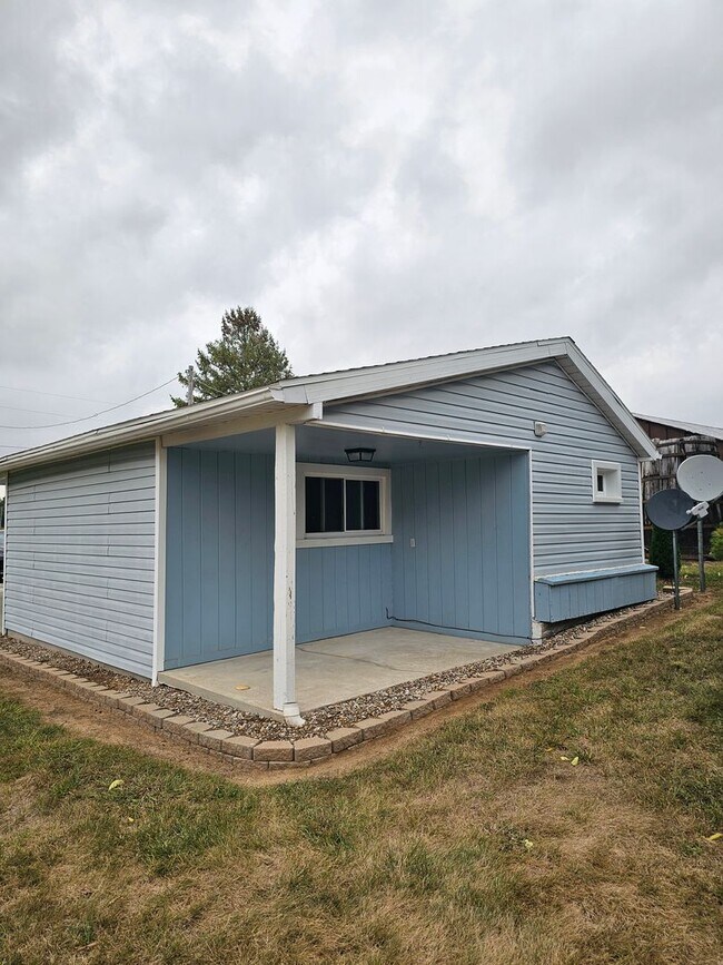 Building Photo - Cozy County Living