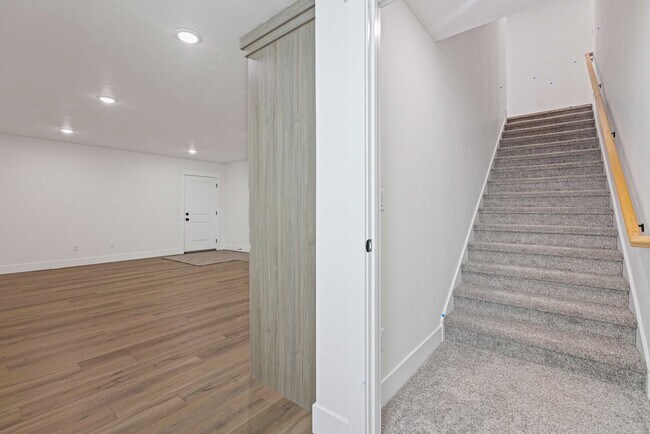 Building Photo - B532AG