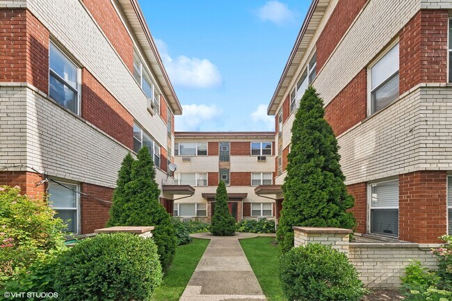 Primary Photo - 2652 W Rascher Ave