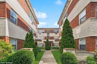Building Photo - 2652 W Rascher Ave