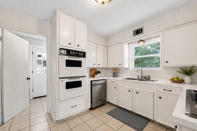 Building Photo - 811 Thicket Ln