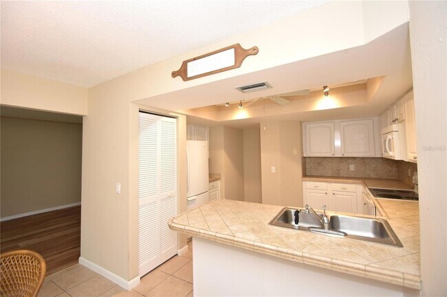Building Photo - 6 Broadmore Cir
