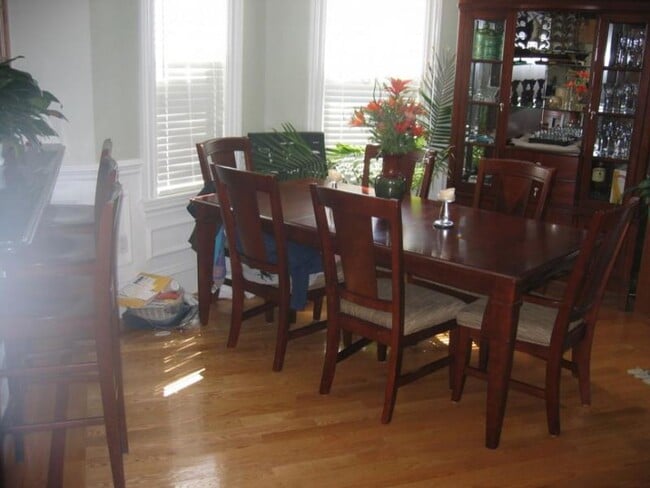 Building Photo - Charming 4 Bedroom-No Broker Fee