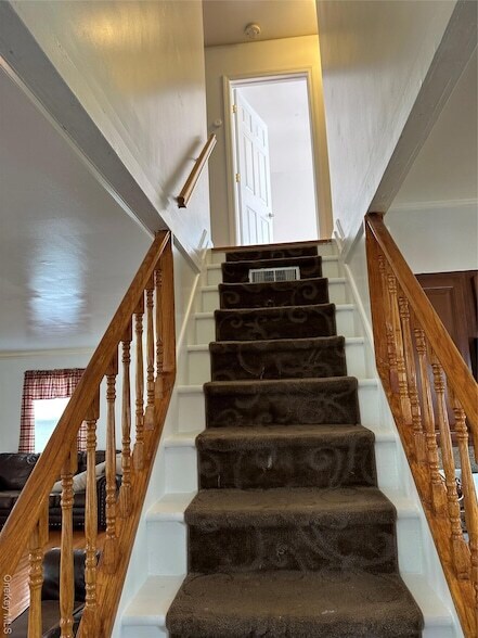 Building Photo - 12 Green Ln