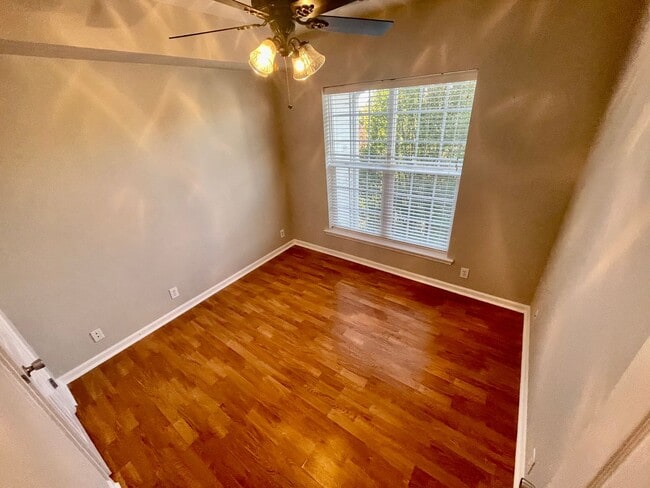 Building Photo - 2 Bedroom 2 Bath Condo Available Now in Ba...
