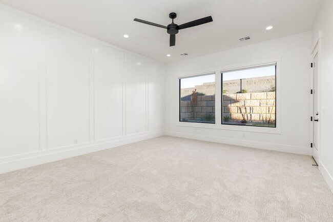 Building Photo - 6 bedroom with RV Garage and Hot Tub