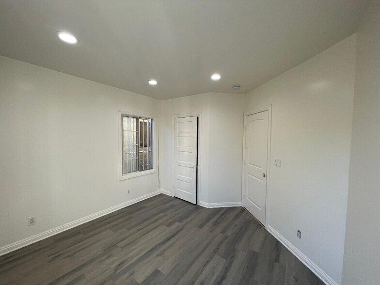 Building Photo - 702 W Vernon Ave