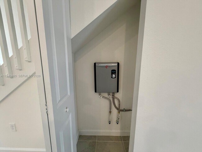 Building Photo - 254 SE 10th St