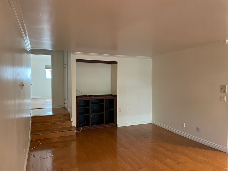 Building Photo - 1831 Barry Ave