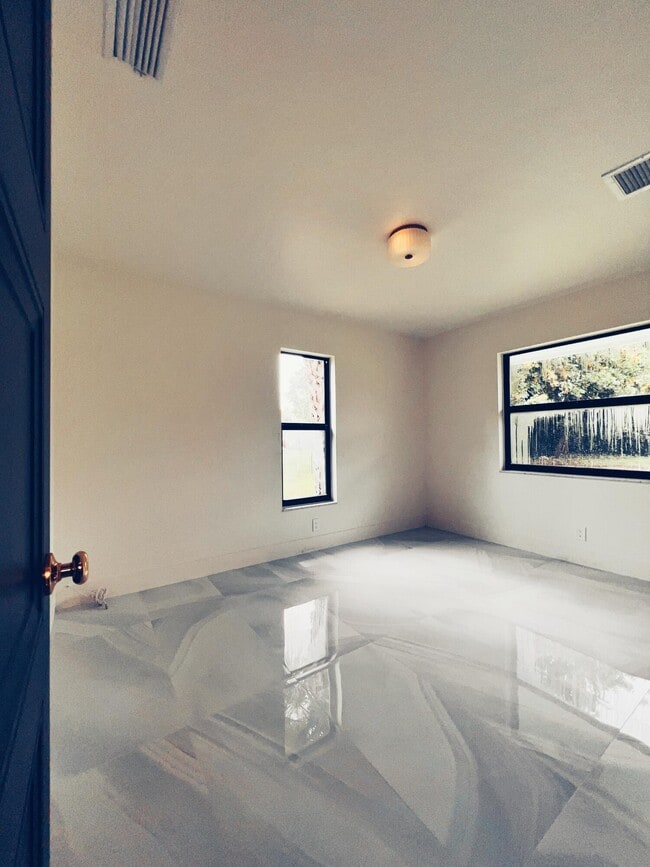 Building Photo - 9287 Sunrise Dr