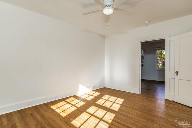 Building Photo - 1515 E Lakeview Ave