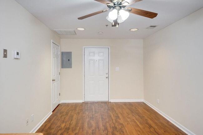 Building Photo - 1 Bedroom Apartment Downtown