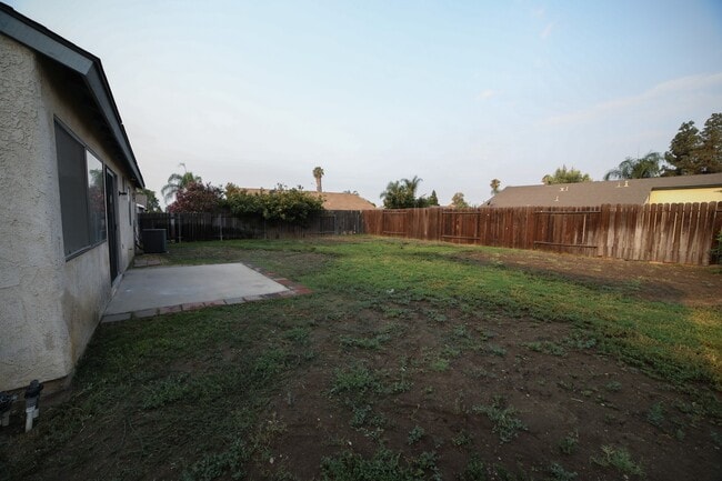 Building Photo - ONTARIO, single family home. Large fenced yard