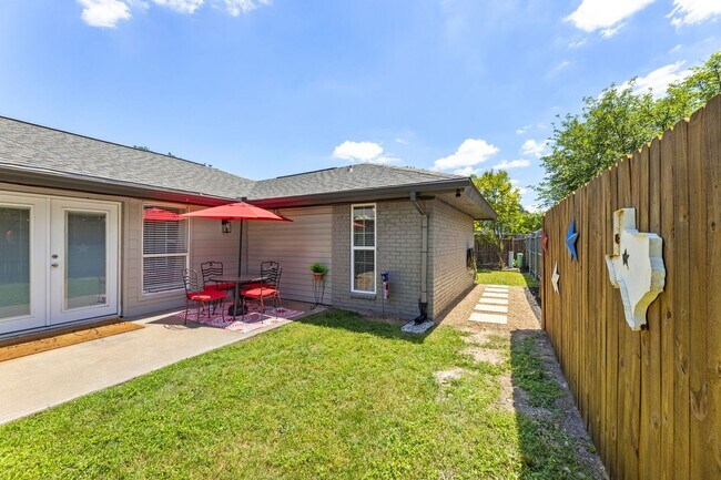 Building Photo - READY FOR MOVE IN NOW!