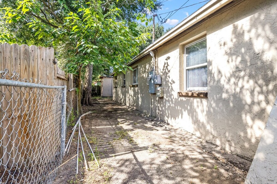 Building Photo - 3721 E Clifton St