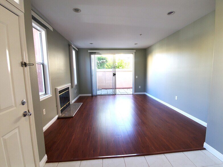 Building Photo - 1404 Reggio Aisle