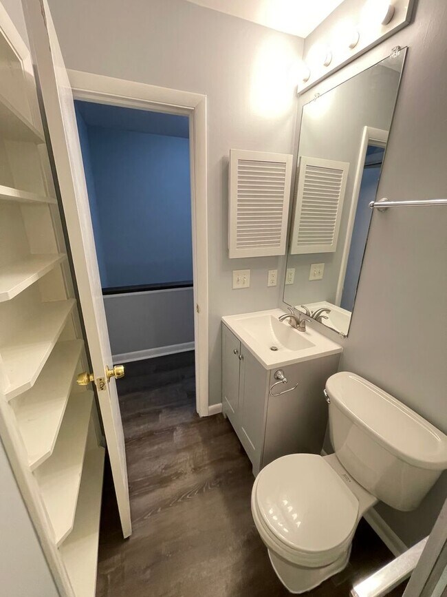 Building Photo - Updated 2br 2ba End Unit in Chancellor Squ...