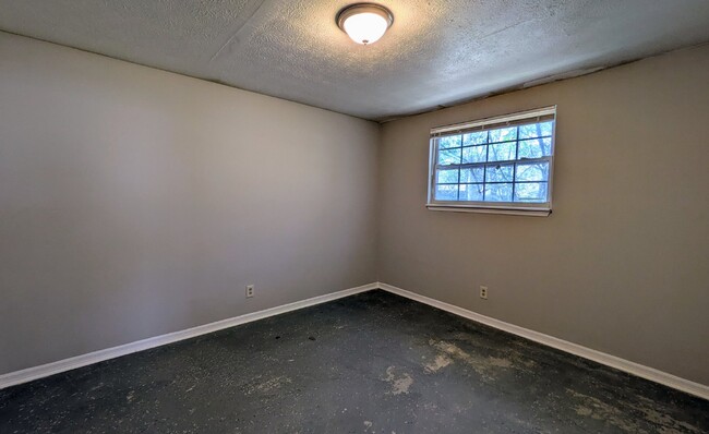 Building Photo - "Cozy 2-Bed, 1-Bath Haven in the Heart of ...