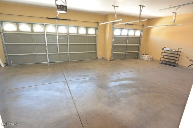Building Photo - 983 Roseberry Dr
