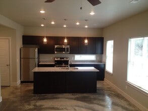 Building Photo - 2716-2718 Wildwood Dr