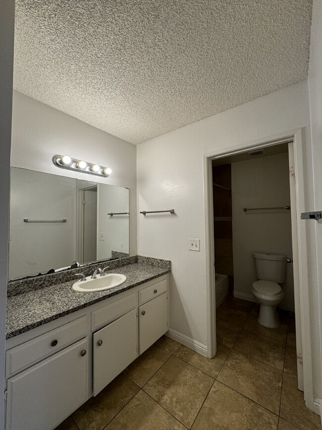 Building Photo - Spacious 3-Bed, 1-Bath Condo with Granite ...