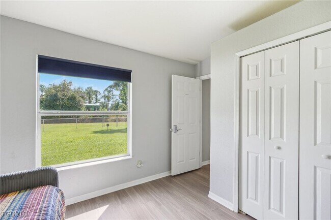 Building Photo - 940 Belmont St E