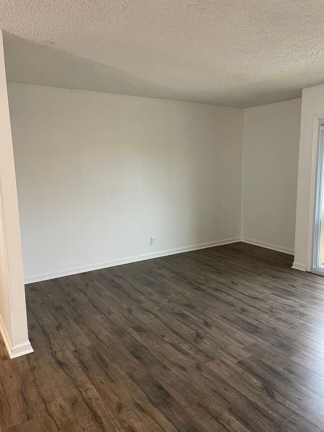 Building Photo - Awesome 2 Bedroom Condo Near the River!